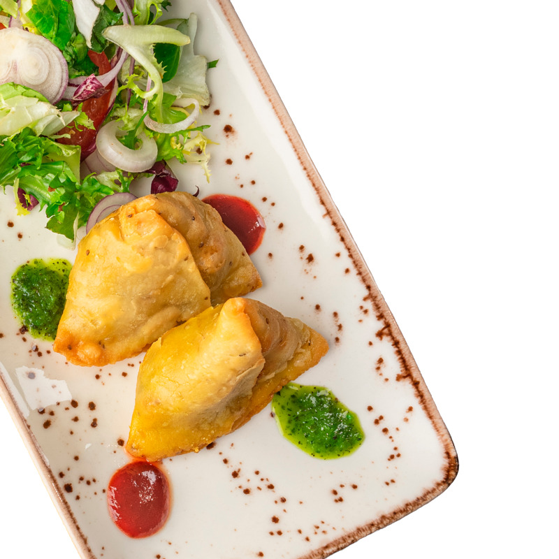 Vegetable Samosa, täytetyt, friteeratut nyytit vihanneksilla ja salaatilla.