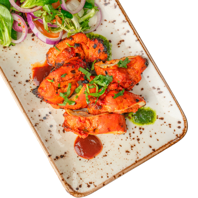 Chicken Tikka Salad, paahdetut kanapalat, marinoituina tuoreilla mausteilla ja yrteillä.