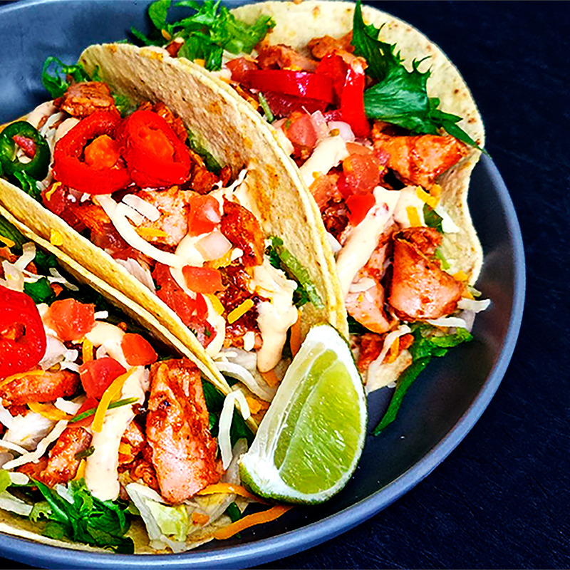 2 x Smoky Chicken tacoannosta yhden hinnalla!