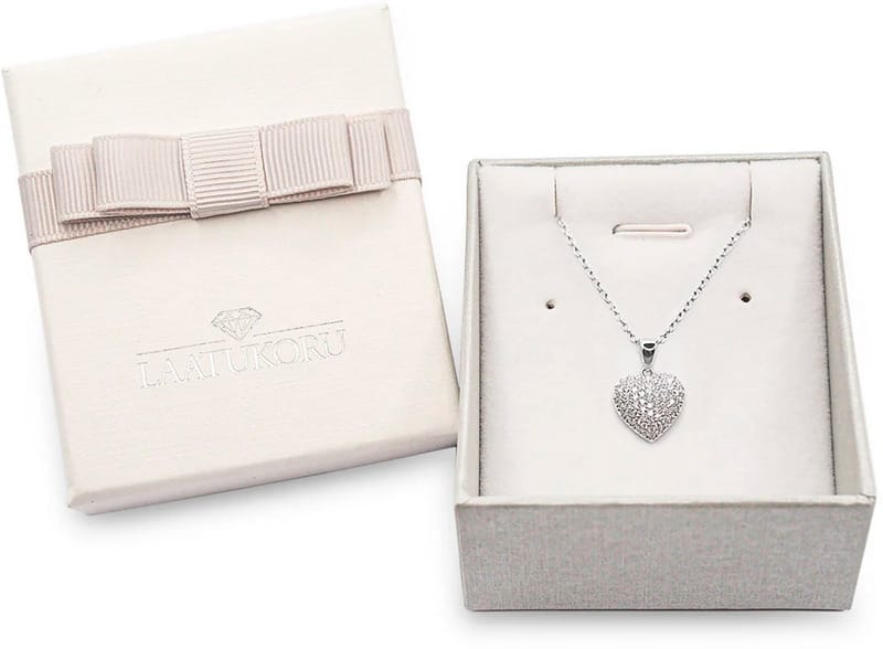 Stelle-hopeakorut -30 %. Esim. Stelle hopeinen sydänriipus.