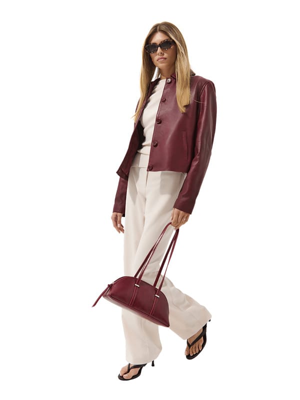 Normaalihintaiset kauluspaidat, housut ja takit