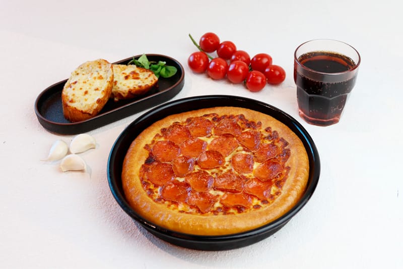 Pizzan ostajalle Supreme-valkosipulileivät ja hanajuoma