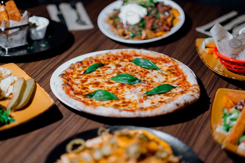 Pepperoni Pizza: Fior di latte mozzarellaa, pepperonia ja rucolaa