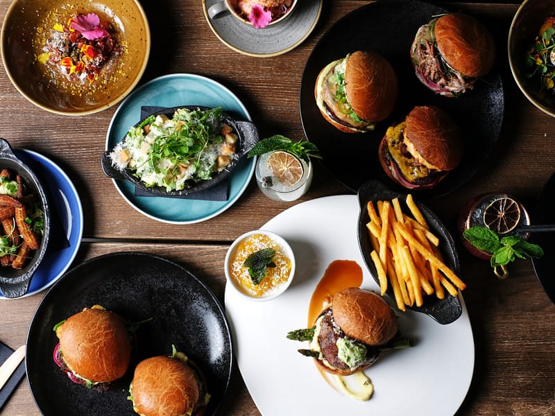 Burgerin ostajalle kaikki lisukkeet puoleen hintaan