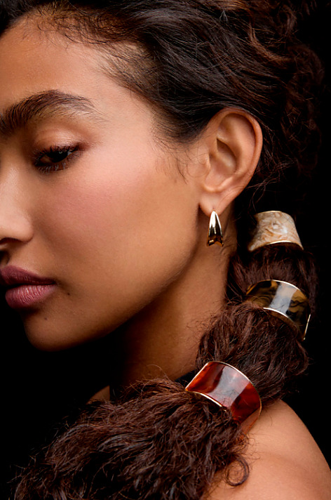 Hiuslenkki, jossa marmoroitu yksityiskohta