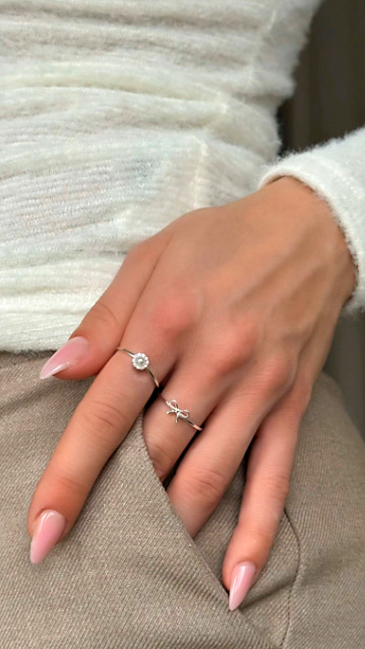 Aito hopeasormus, jossa rusetti