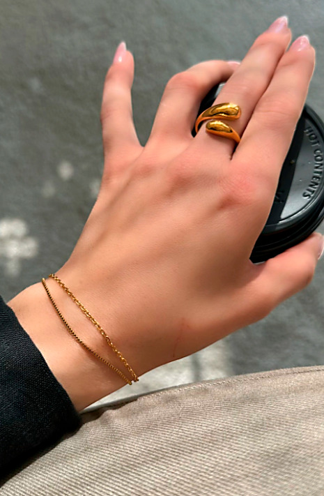 Avoin teräksinen sormus, jossa 18k kultaus