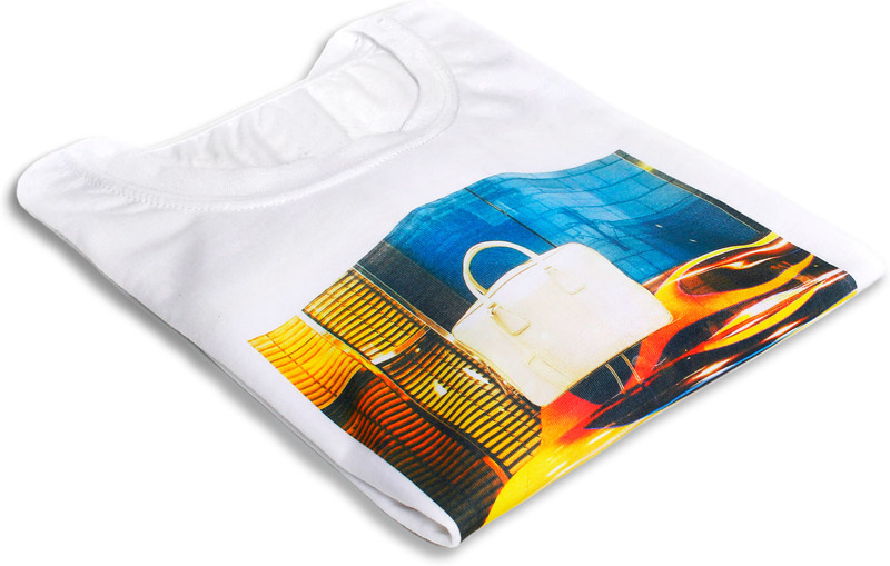 T-paita omalla kuvalla tai tekstillä. Väri valkoinen. Toim. 1 vk.