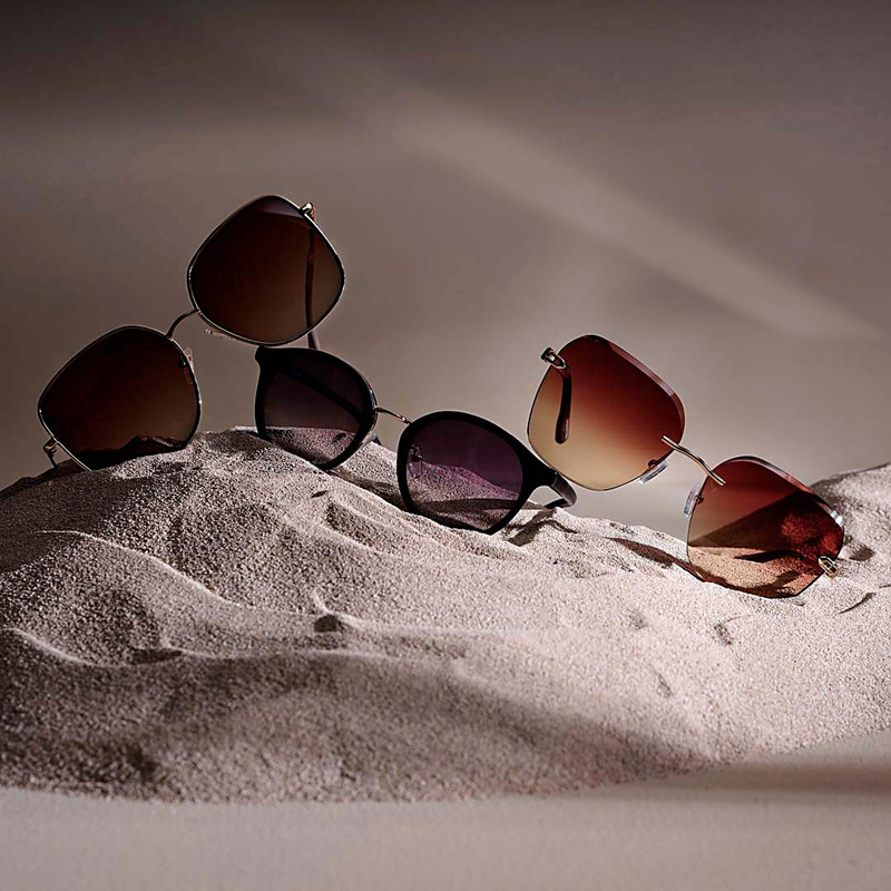 Aurinkolasit voimakkuuksilla tai ilman