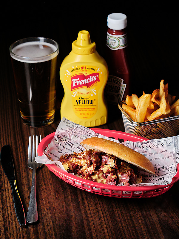 Steak Sandwich&Fries briossisämpylä, naudan briskettiä, cheddaria, sipulia ja ranet.