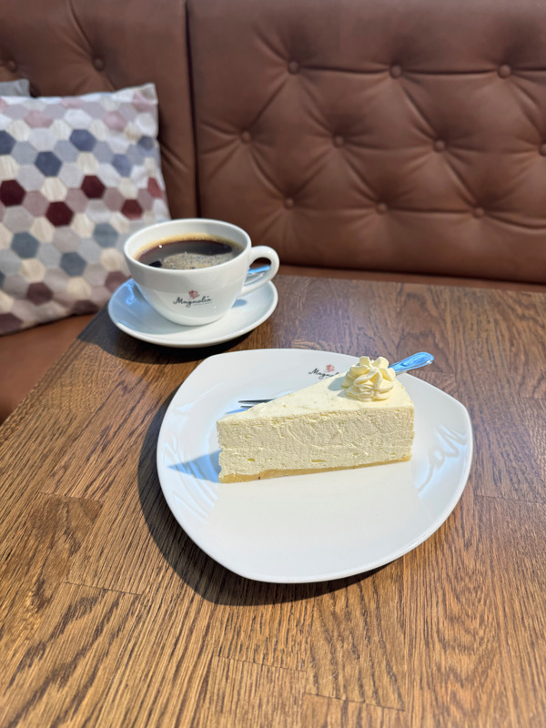 Lime-juustokakku ja luomukahvi tai -tee