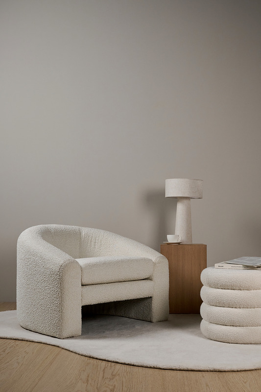 Suuret huonekalut ja matot