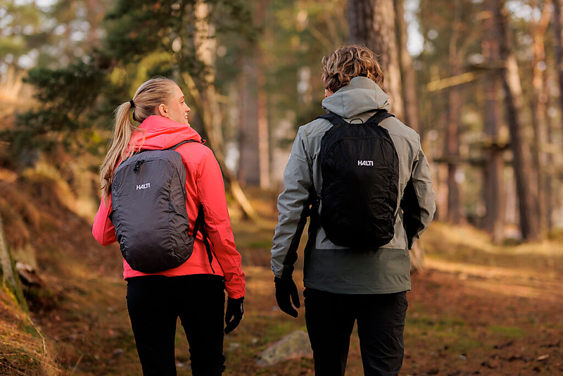 Ultrakevyt Halti Streepack reppu. Väreinä myös kirkas sininen, punainen ja violetti.