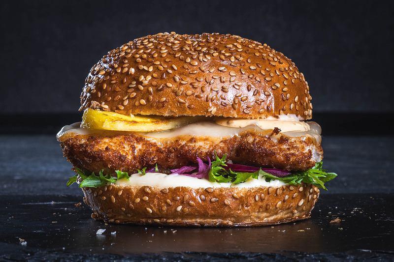 Ananas kuuluu burgeriin, paneroidulla kanalla ja valitsemasi lisuke