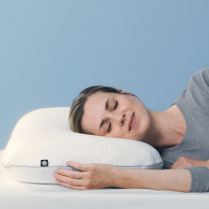 Memory Soft -niskatyyny. Pyöreäreunainen ja mukavan pehmeä, ergonominen tyyny.